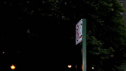 Personas grabando un extraño suceso en el cielo