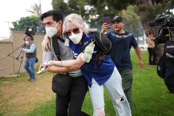 La subsecretaria de DHS Tricia McLaughlin exigió el fin de los violentos ataques contra los agentes federales ocurridos tras redadas de ICE en LA.