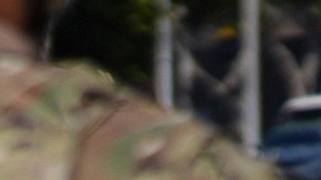 Agentes detienen a un hombre durante una protesta en Paramount, California, después de una redada de ICE.