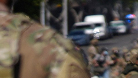 Agentes detienen a un hombre durante una protesta en Paramount, California, después de una redada de ICE.