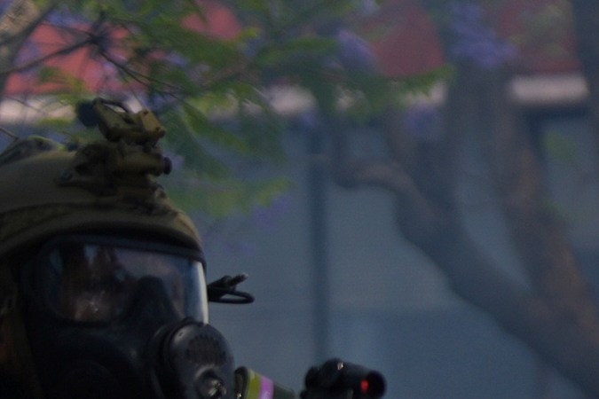 Agentes de ICE y DHS con equipo antidisturbios enfrentaron a manifestantes contra las redadas de ICE en LA.