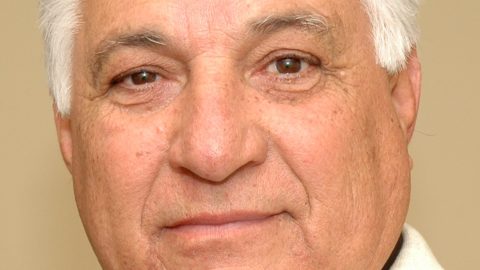 Retrato de Rolando "El Veloz" González, admirado cronista deportivo guatemalteco cuya muerte a los 82 años ha puesto de luto al fútbol local del sur de California.