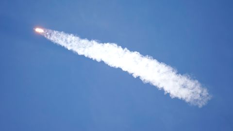 Las tormentas geomagnéticas provocadas por el máximo solar de 2024 redujeron la vida útil de los satélites Starlink hasta en 10 días.Imagen: Ad