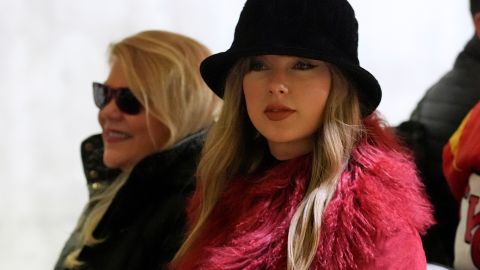 Taylor Swift obtiene orden de restricción contra un acosador que afirma que es la madre de su hijo
