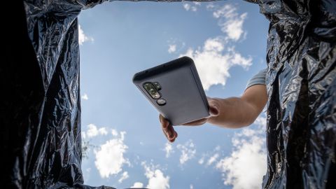 Tirar tu teléfono a la basura puede provocar que extraños tengan acceso a tu información personal