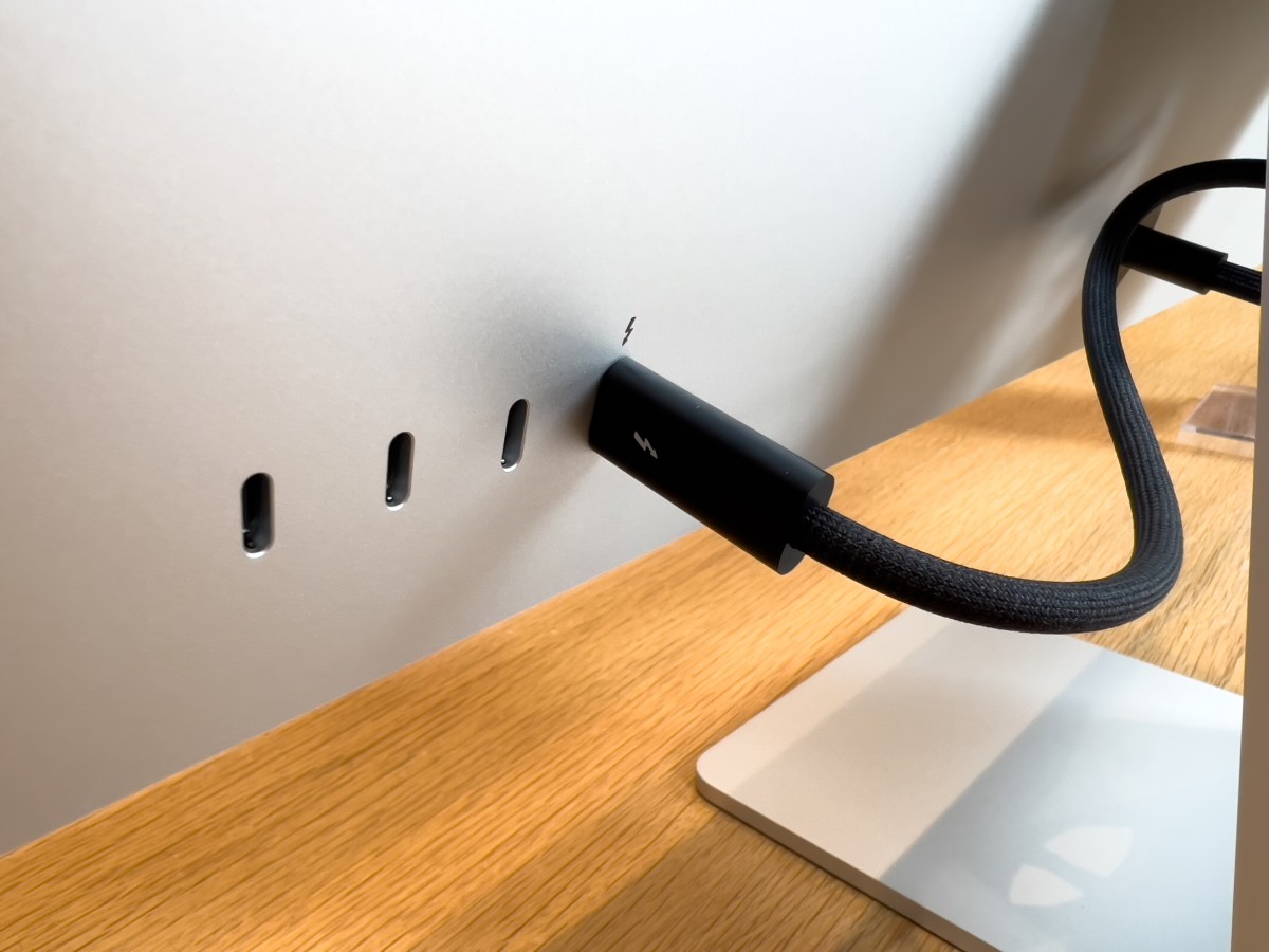 Así de rápido es Thunderbolt 5: el cable que dejará obsoleto todo lo que usas