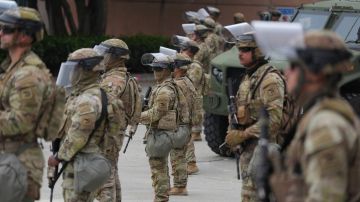 U.S. National Guard are deployed outside the federal prison in downtown Los Angeles, Sunday, June 8, 2025, following a immigration raid protest the night before. (AP Photo/Jae Hong)