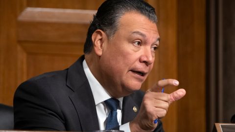 El senador demócrata Alex Padilla es un fuerte crítico de la política migratoria del presidente Donald Trump.