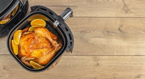 Aunque parezca efectivo y práctico, introducir un pollo entero en la freidora de aire no es buena idea.