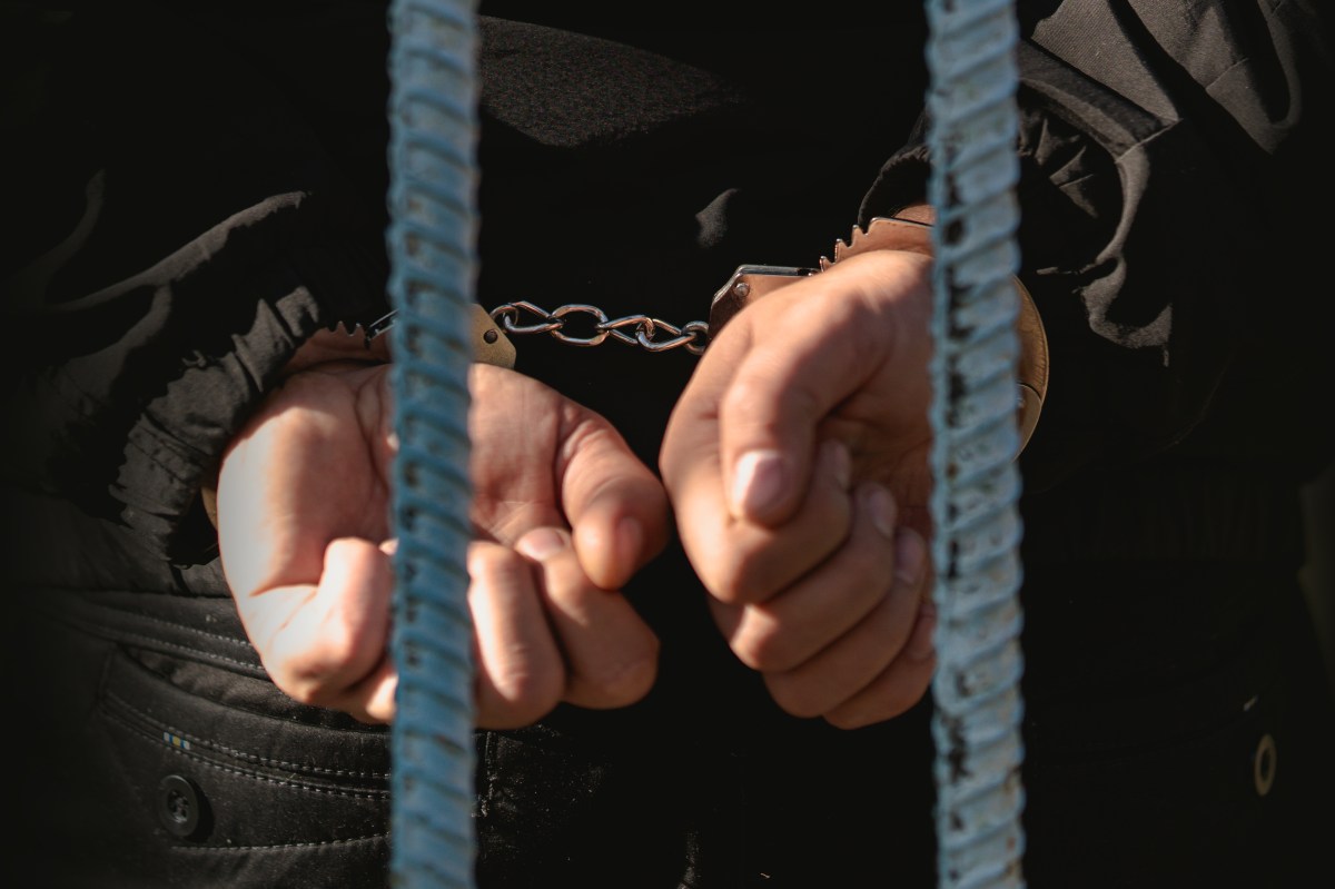 Padre de familia iraní es arrestado en presencia de su hijo y afuera de una escuela