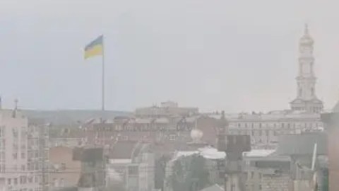 Varios edificios de departamentos de Járkov resultaron dañados en la nueva ola de bombardeos rusos.