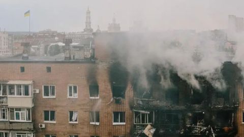 Varios edificios de departamentos de Járkov resultaron dañados en la nueva ola de bombardeos rusos.