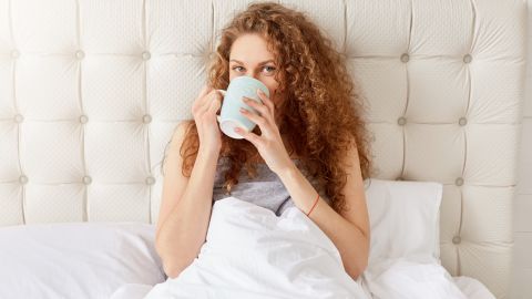Aunque tomar café en la mañana sea placentero y relajante, es recomendable que primero laves tus dientes.