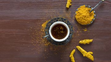 Agregar una cucharadita de jengibre molido a tu café no solo intensifica su sabor, sino que también podría ayudarte a reducir el consumo de azúcar.