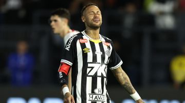 AMDEP6551. SAO PAULO (BRASIL), 28/05/2025.- Neymar de Santos reacciona este miércoles, en un partido amistoso de clubes entre Santos y RB Leipzig en el estadio Cicero de Souza Marques en Sao Paulo (Brasil). EFE/ Isaac Fontana
