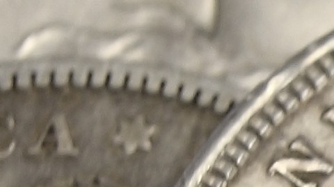 Cuando observes o clasifiques tus monedas antiguas, hazlo sobre una superficie acolchada.