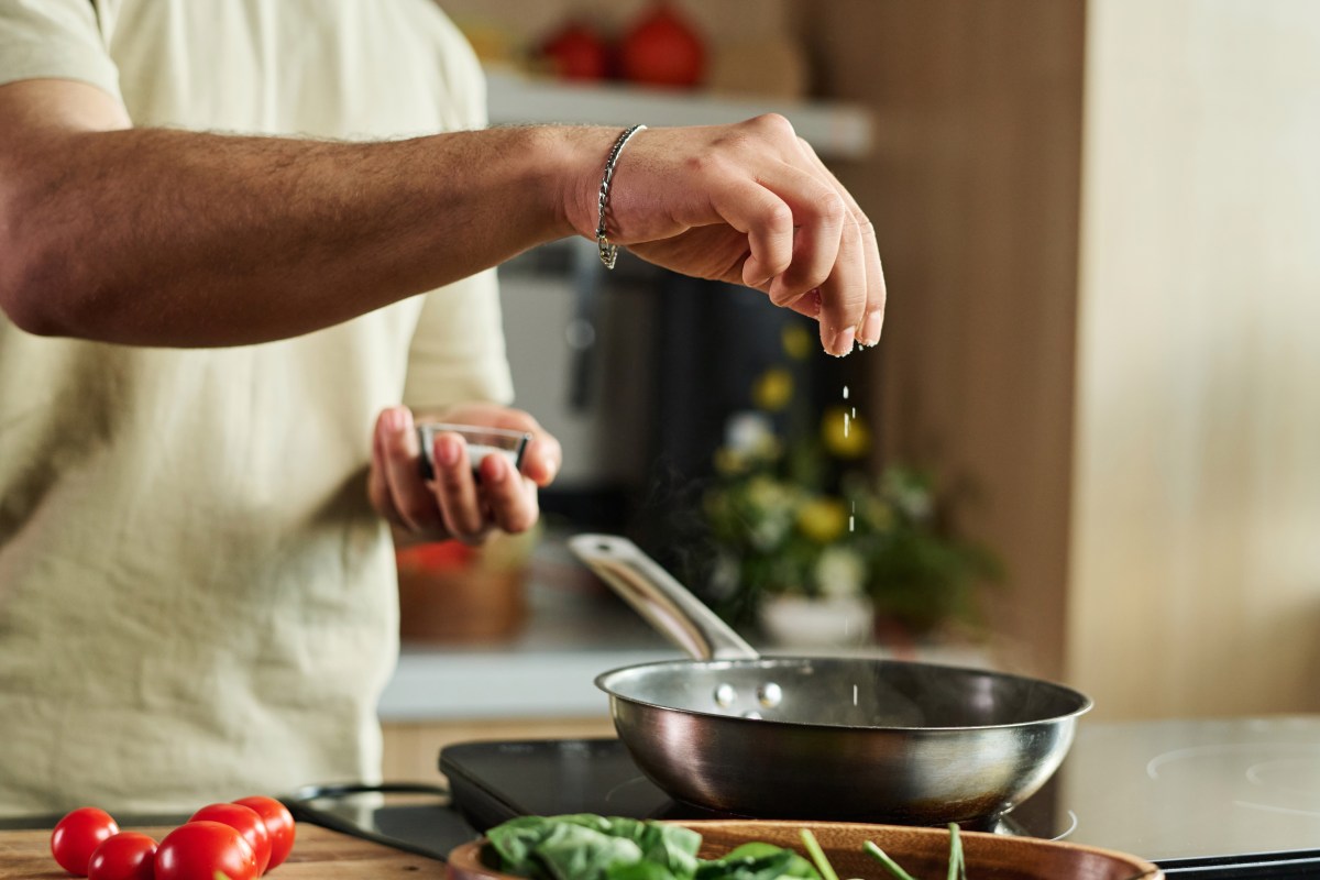 Cómo saber si consumes mucha sal: 4 señales que arroja tu cuerpo