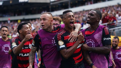 PHILADELPHIA (United States), 20/06/2025.- Bruno Henrique (C) of Flamengo celebrates with teammates after scoring the 1-1 equalizing goal during the FIFA Club World Cup 2025 match between CR Flamengo and Chelsea FC in Philadelphia, Pennsylvania, USA, 20 June 2025. (Mundial de Fútbol, Filadelfia) EFE/EPA/WILL OLIVER