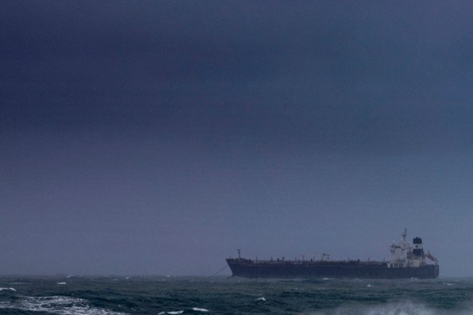 Huracán Erick toca tierra como categoría tres en el estado mexicano de Oaxaca