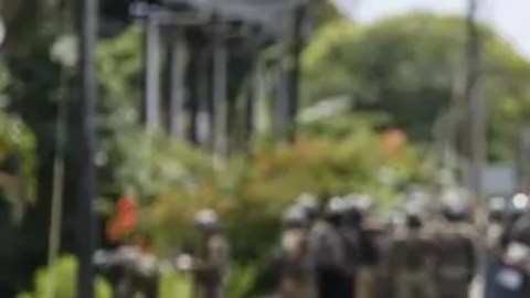 Miembros de las Fuerzas Armadas resguardaban un área durante las protestas en Changuinola, el 20 de junio.