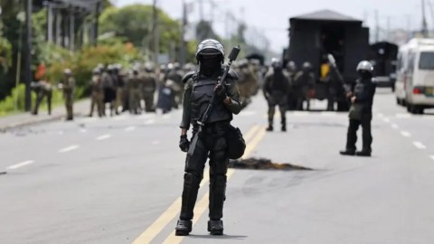Miembros de las Fuerzas Armadas resguardaban un área durante las protestas en Changuinola, el 20 de junio.