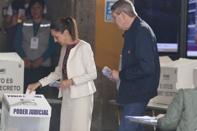 "¡Viva la democracia!", dice Sheinbaum al emitir su voto en las elecciones judiciales en México