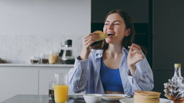 Levantar la taza de café y dar el primer bocado antes de las 9:00 am podría ser más importante de lo que crees. No se trata de desayunar más, sino de desayunar a tiempo.
