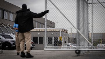 Dos inmigrantes permanecen prófugos tras la fuga del centro de detención de inmigración en Newark, Nueva Jersey.