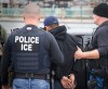 Agentes de ICE trasladaron al inmigrante indocumentado a un centro de detenciones en Los Ángeles.