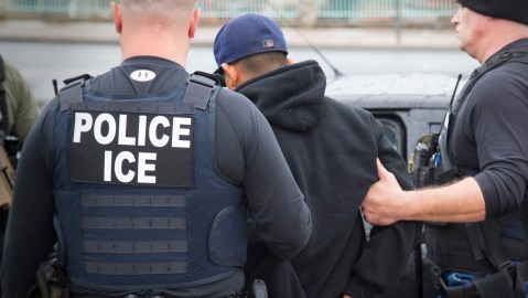 Agentes de ICE trasladaron al inmigrante indocumentado a un centro de detenciones en Los Ángeles.