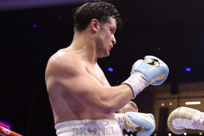 Bruno Surace y Jaime Munguía (der.) durante los primeros rounds de su pelea en Riad, la cual fue muy táctica.