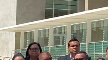 Congresista Juan Vargas en conferencia de prensa.