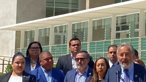 Congresista Juan Vargas en conferencia de prensa.