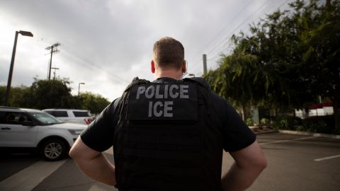 La ley AB 450 obliga a que el el Servicio de Inmigración y Control de Aduanas (ICE) solo actúe en sitios de trabajo con una orden judicial.
