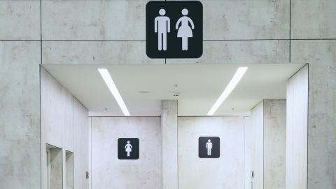 Cuando los baños públicos no están en condiciones favorables de higiene, la decisión inmediata es "no tocar nada".