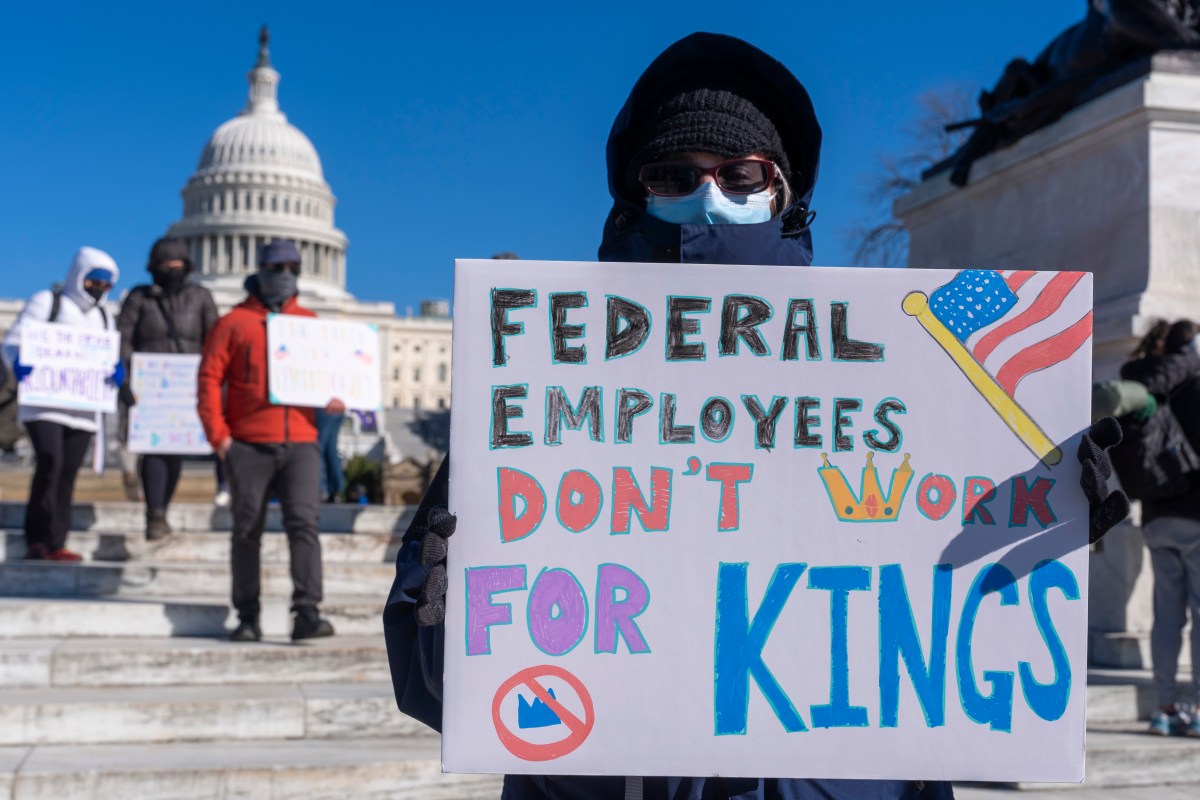 Un trabajador federal con un cartel que dice "Los empleados federales no trabajan para los reyes" durante la protesta "No Kings Day" en el Día de los Presidentes en Washington, el 17 de febrero de 2025