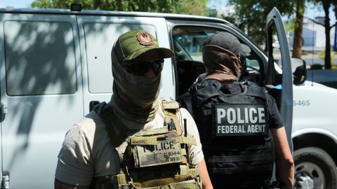 Los agentes federales de ICE están en las calles y tienen la orden de capturar a cualquier inmigrante indocumentado.