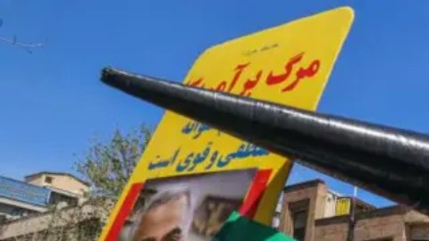 Protesta en Irán en abril de 2024 por el asesinato de miembros de la Guardia Revolucionaria.