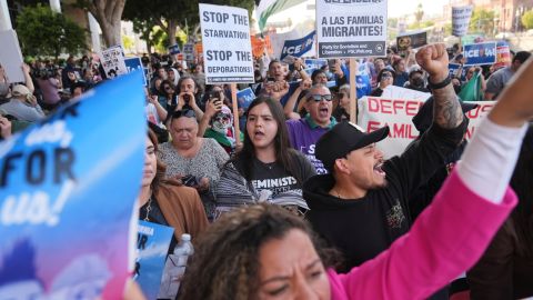 Manifestantes protestaron por las redadas de ICE en Los 'Angeles