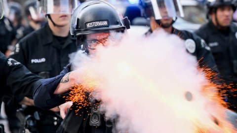 Oficiales usaron balas de goma y gases lacrimógenos para dispersar a manifestantes en Los Ángeles.
