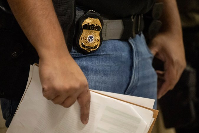 El grupo de inmigrantes aclaró a la prensa que los agentes de ICE llegaron a su casa sin previa autorización.