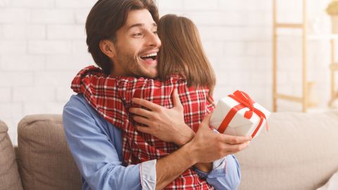 Además de sorprender a papá, procura darle un regalo que sea útil y práctico. ¡Lo valorará!