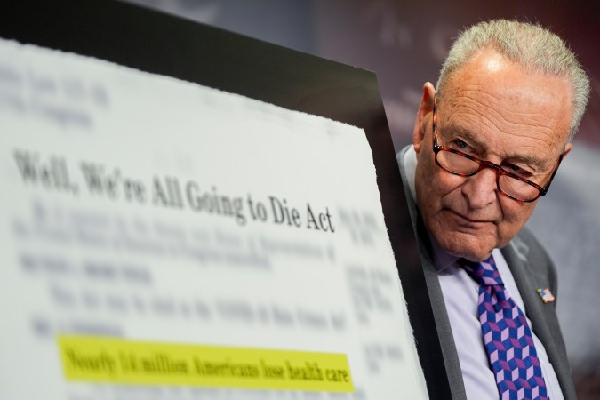 Schumer denunció los recortes al cuidado de salud y a los empleos en el proyecto de ley de presupuesto de Trump.