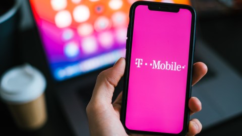 T-Mobile ya arrancó con el envío de los cheques en todo el país para quienes resultaron afectados por el hackeo masivo de 2021