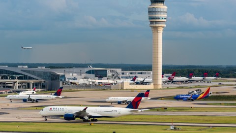 Las condiciones meteorológicas obligaron el viernes a suspender temporalmente todas las operaciones en tierra en Atlanta y a desviar numerosos vuelos.