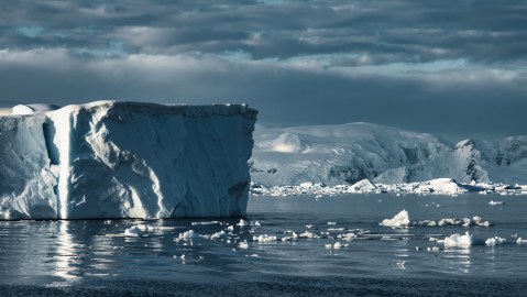 ¿Qué secretos oculta el hielo antártico? A seis mil kilómetros bajo el hielo, algo emite señales que desafían las leyes de la física conocida.