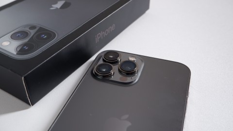 Descubre cuáles son los principales beneficios de mantener evitar mantener la pantalla de tu teléfono hacia arriba mientras se encuentra en reposo