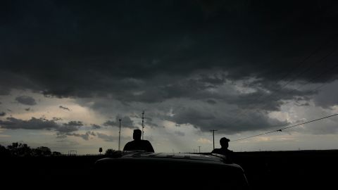 Las tormentas también provocaron fuertes lluvias, granizo y ráfagas de viento a su paso por la región.