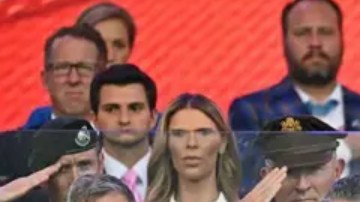 El presidente Donald Trump saluda junto a la primera dama Melania Trump durante el desfile del 250 aniversario del ejército en Washington.
