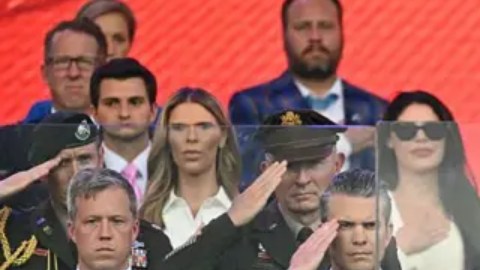 El presidente Donald Trump saluda junto a la primera dama Melania Trump durante el desfile del 250 aniversario del ejército en Washington.